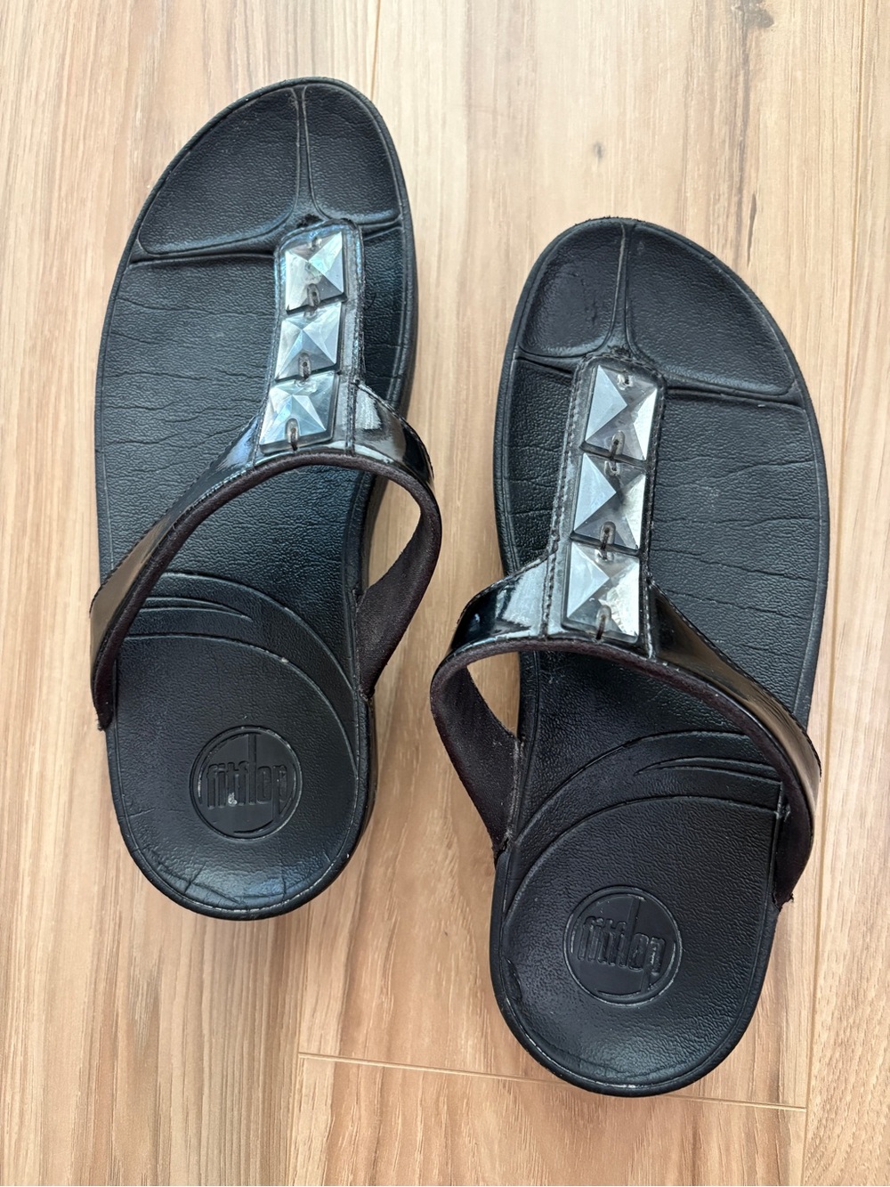 Fitflop Black Patent Thong Sandals with Silver Stud Accents  size: US 5